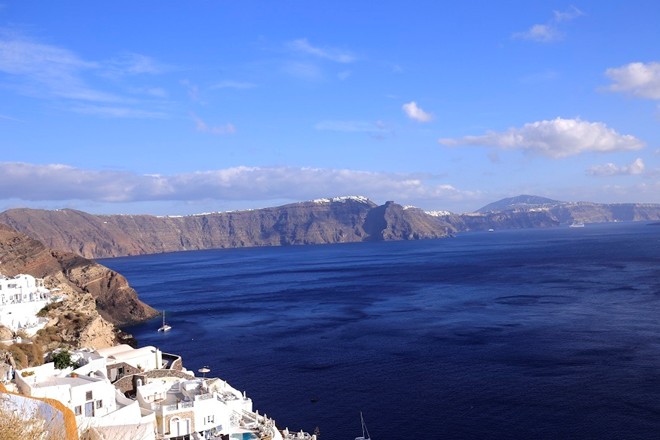 Kế hoạch của nh&oacute;m l&agrave; buổi s&aacute;ng ở c&aacute;c b&atilde;i biển l&agrave;ng Akrotini n&agrave;y, buổi trưa quay lại Fira &ndash; l&agrave;ng trung t&acirc;m v&agrave; lang thang đi bộ đến l&agrave;ng Imerovigli, buổi chiều bắt xe bus đến l&agrave;ng Oia để ngắm ho&agrave;ng h&ocirc;n. Sau bữa s&aacute;ng ở b&atilde;i biển đen, ch&uacute;ng t&ocirc;i leo l&ecirc;n xe bus về lại trung t&acirc;m. Tr&ecirc;n h&agrave;nh tr&igrave;nh n&agrave;y, to&agrave;n cảnh chữ C mềm mại tr&ecirc;n đảo, với sườn n&uacute;i c&ograve;n nguy&ecirc;n v&acirc;n n&uacute;i lửa, những c&ocirc;ng tr&igrave;nh trắng muốt, v&agrave; m&agrave;u nước biển xanh m&ecirc; hoặc sẽ khiến bạn nhớ m&atilde;i. Trong h&igrave;nh l&agrave; ảnh chụp l&agrave;ng Fira.